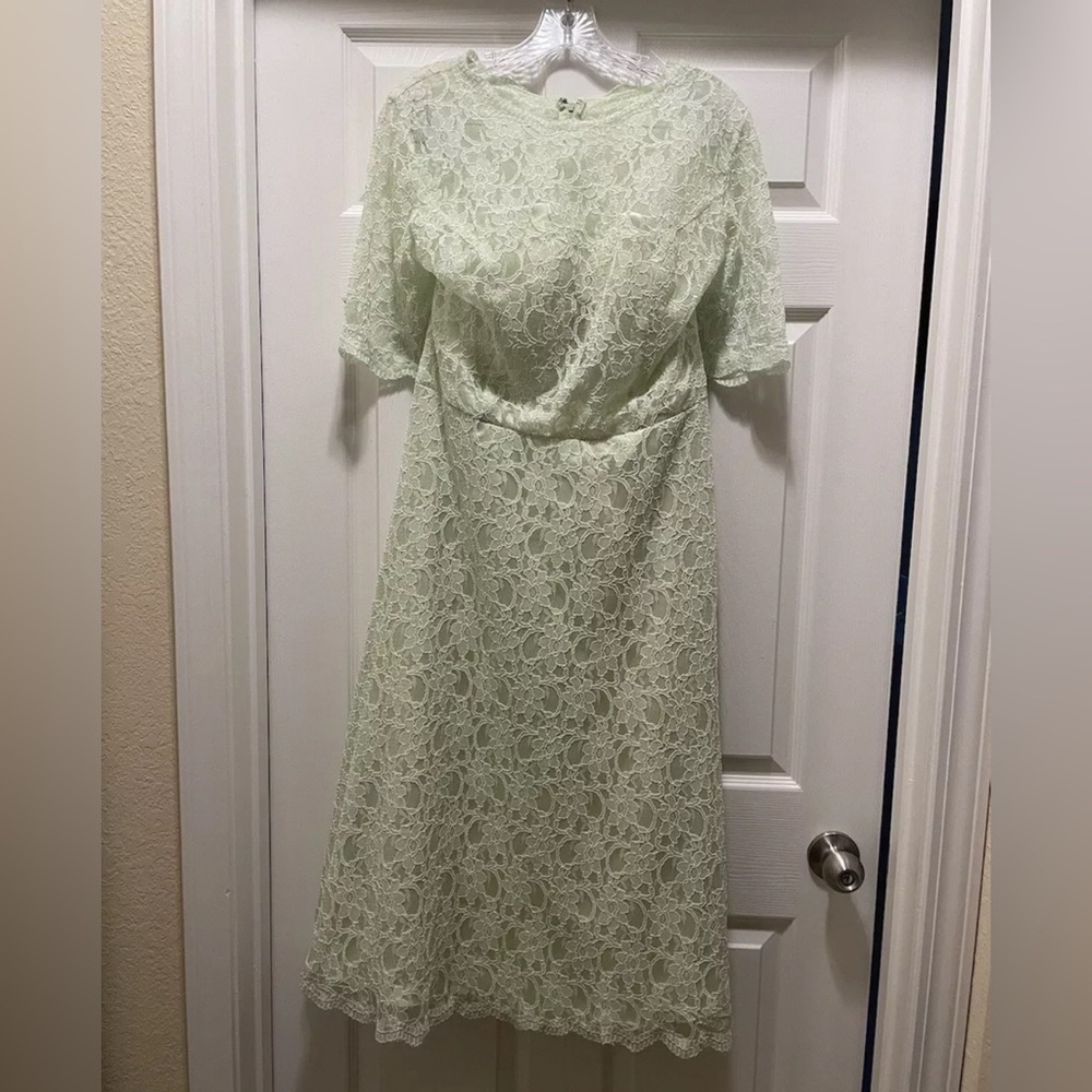 IZIDRESS Light Green Lace Gown NWT SEE DIMENTIONS